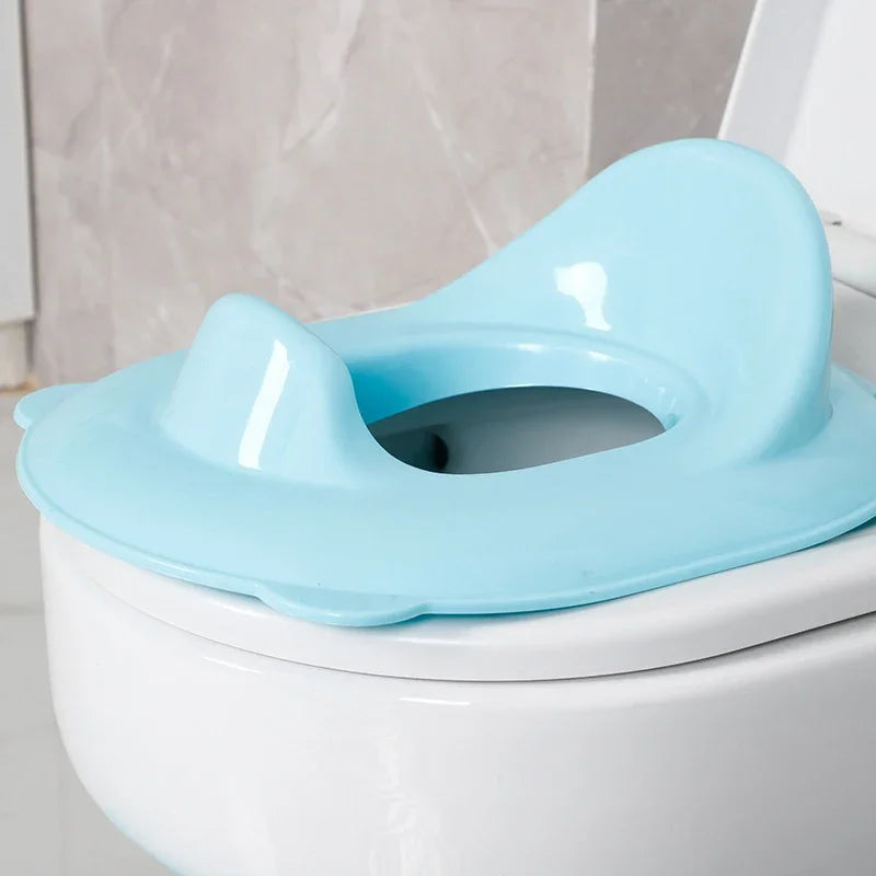 Adaptador de treinamento de uso sanitário para crianças.